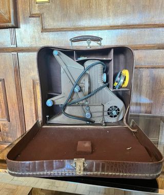 Proyector de cine vintage en maletín