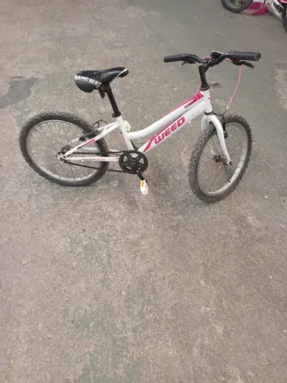 Bicicleta infantil blanca y rosa de 20 pulgadas