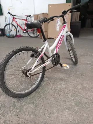 Bicicleta infantil blanca y rosa de 20 pulgadas