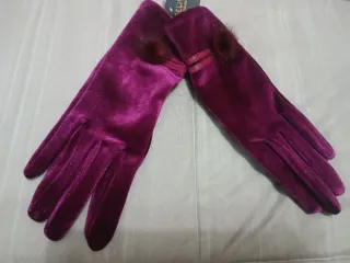 Guantes de terciopelo granate
