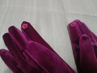 Guantes de terciopelo granate