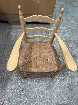 Sillón rústico asiento ratán y madera. A estrenar.