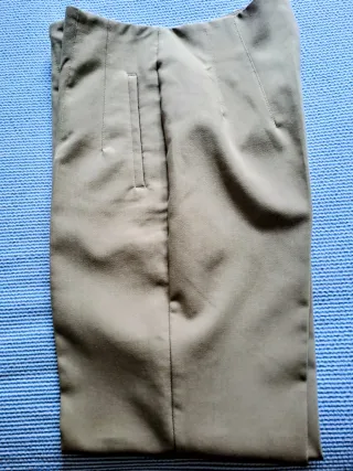 Pantalón beige Zara