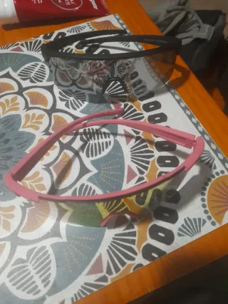 Gafas de sol rosas y negras