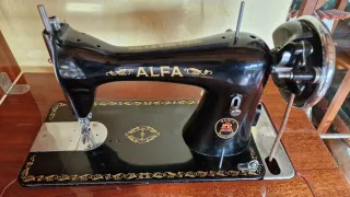 Máquina de Coser Alfa Antigua
