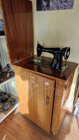 Máquina de Coser Alfa Antigua
