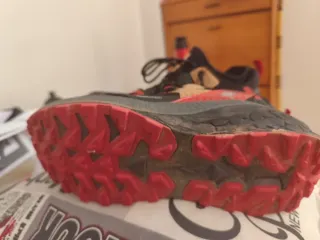 Zapatillas trail Joma negras y rojas