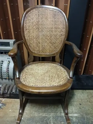 Mecedora de madera con asiento de rejilla