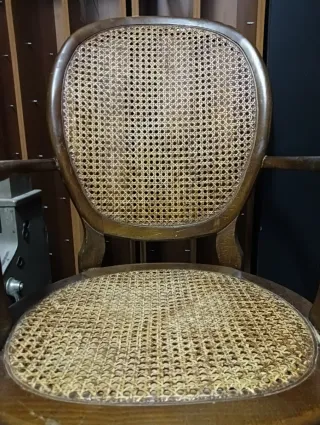 Mecedora de madera con asiento de rejilla