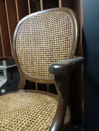 Mecedora de madera con asiento de rejilla