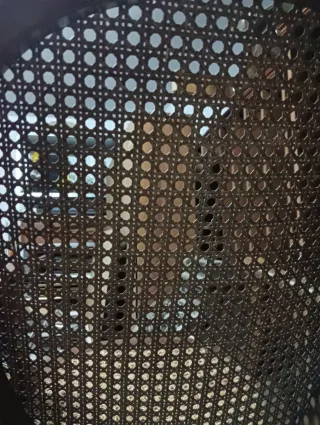 Mecedora de madera con asiento de rejilla