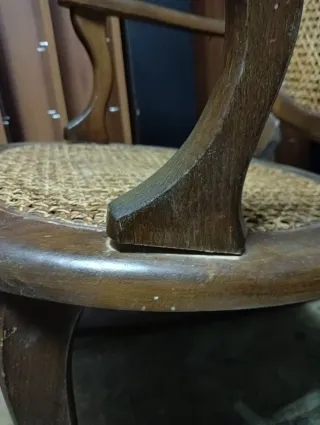 Mecedora de madera con asiento de rejilla