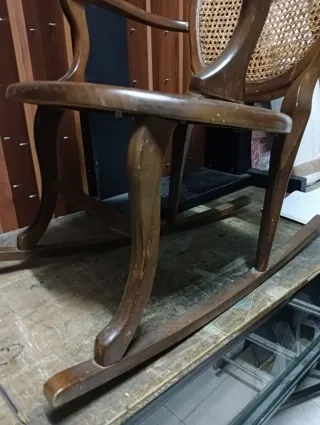 Mecedora de madera con asiento de rejilla