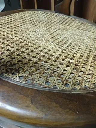 Mecedora de madera con asiento de rejilla