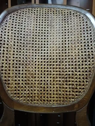 Mecedora de madera con asiento de rejilla