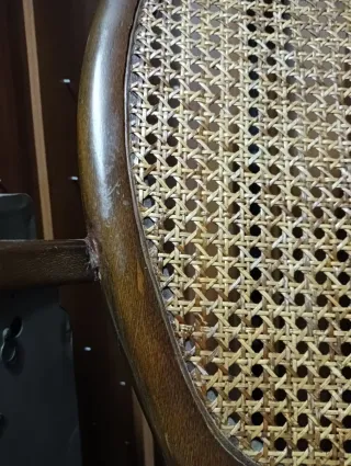 Mecedora de madera con asiento de rejilla