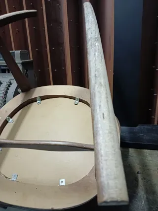 Mecedora de madera con asiento de rejilla