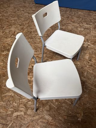 Sillas de plástico blancas y aluminio