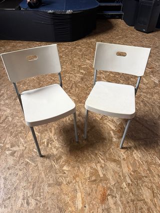 Sillas de plástico blancas y aluminio