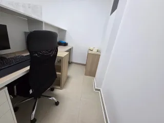 Local comercial acristalado en planta baja en Pibo