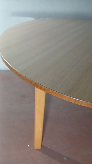 Mesa redonda de madera y cristal