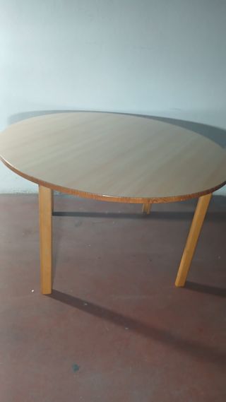 Mesa redonda de madera y cristal