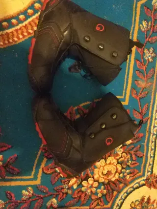 Botas de snowboard negras y rojas