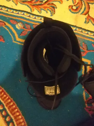 Botas de snowboard negras y rojas