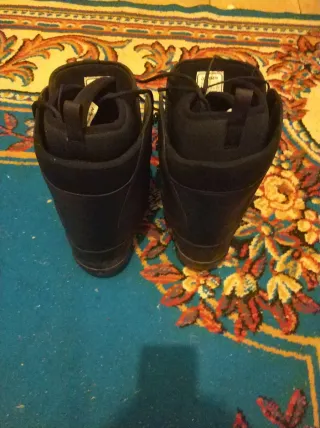 Botas de snowboard negras y rojas