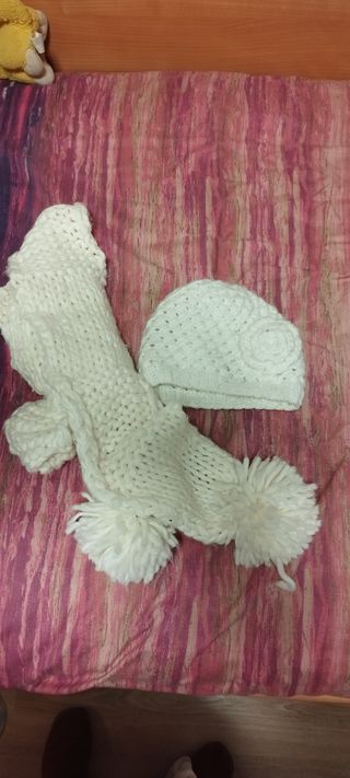 Gorro y bufanda de lana blanca
