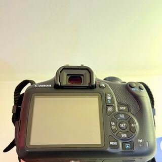 Kit Canon EOS 2000D EF-S 18-55 IS II