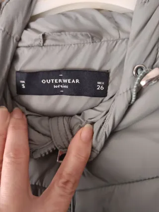 Casaco acolchoado cinzento com capuz