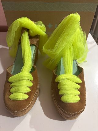 Cuñas amarillas nuevas con lazo