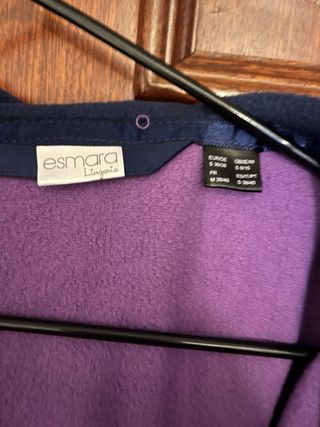 Sudadera violeta con capucha y cremallera