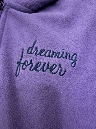 Sudadera violeta con capucha y cremallera