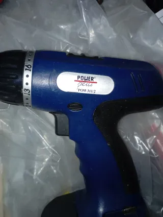 Taladro Powerplus POW311/2 le falta cargador