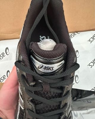 Zapatillas Asics Negras y Plateadas