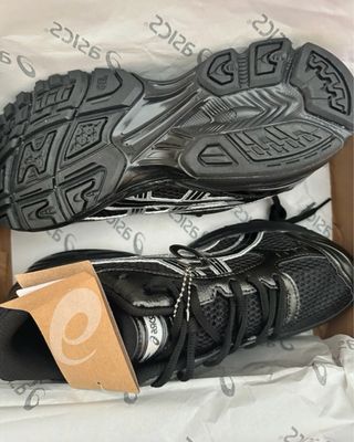 Zapatillas Asics Negras y Plateadas