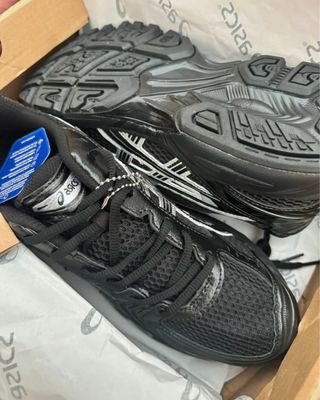 Zapatillas Asics Negras y Plateadas