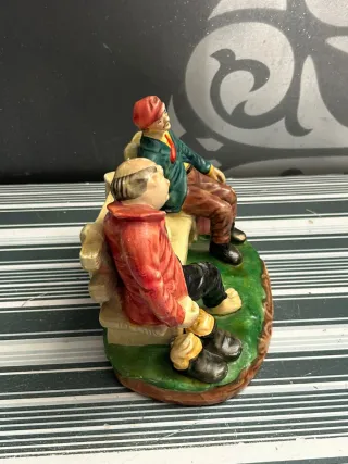 Figura de porcelana biscuit borrachos en banco