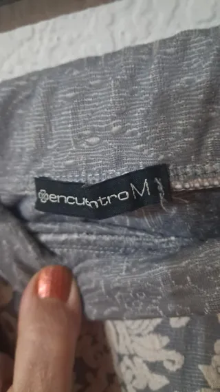 Falda gris con estampado floral beige Talla M