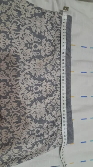 Falda gris con estampado floral beige Talla M