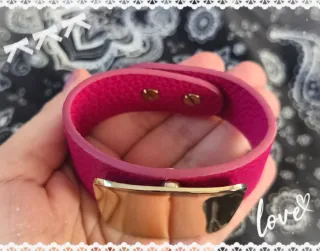 Pulsera cuero fucsia y dorada Mango