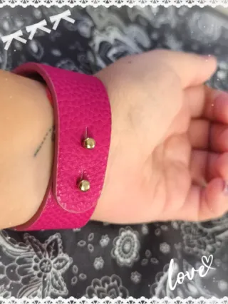 Pulsera cuero fucsia y dorada Mango