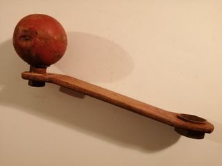 Manivela antigua con pomo rojo