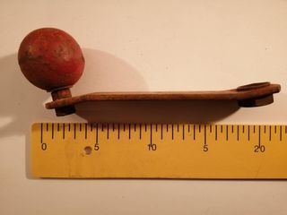 Manivela antigua con pomo rojo