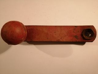 Manivela antigua con pomo rojo