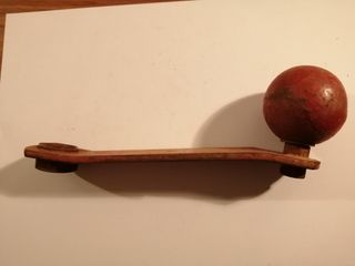 Manivela antigua con pomo rojo