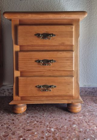 Armario de pino con mesitas a juego