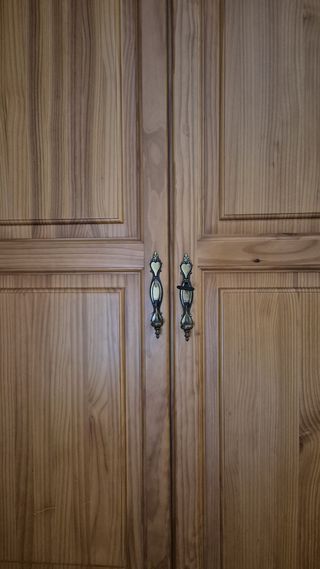 Armario de pino con mesitas a juego